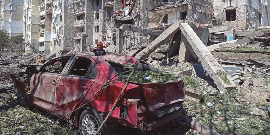 Una toma general muestra el daño causado por un ataque con misiles rusos, a una zona residencial, en el pueblo de Serhiivka.