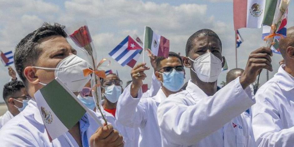Médicos cubanos van a ganar lo mismo que los especialistas mexicanos, aseguró el Presidente López Obardor.