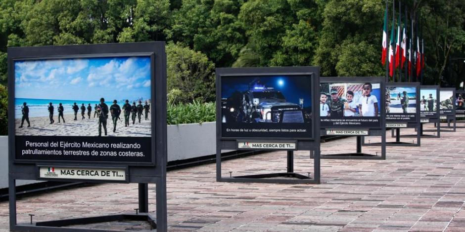 La exposición fotográfica del ejército se encuentra en el corredor de la Puerta de Los Leones. 