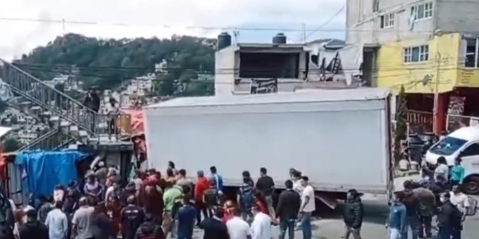 El tráiler chocó en un puente sobre la carretera Naucalpan-Toluca y embistió varios negocios semifijos.