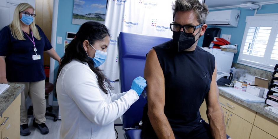 Un ciudadano recibe la vacuna contra la viruela del mono en el Centro de Atención Inmediata en Nueva York.