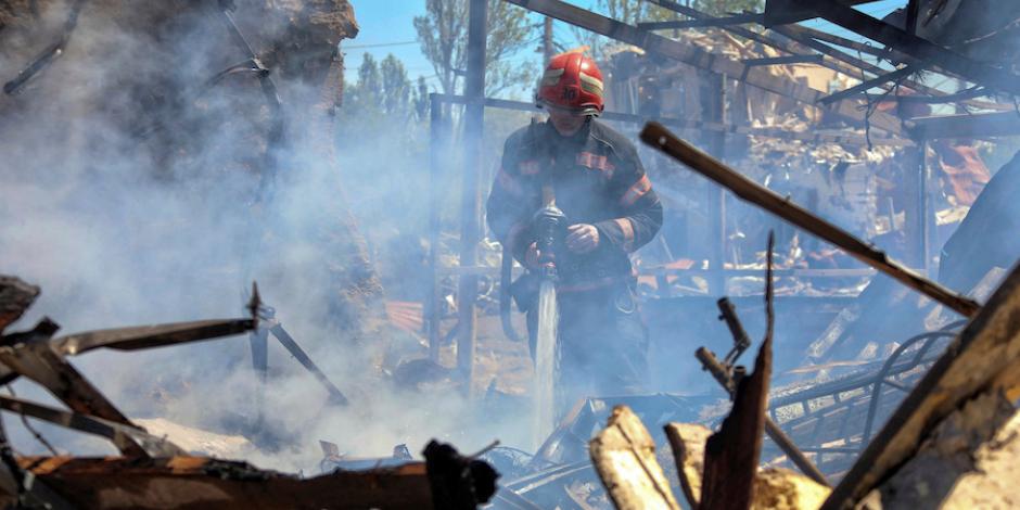 Cuerpos de bomberos trabajan en un área residencial destruida por un ataque con misiles rusos, en Zatoka, perteneciente a la región de Odesa.