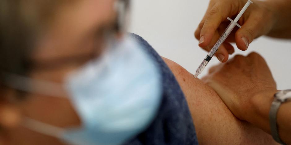 Ciudadanos reciben la vacuna contra la enfermedad por coronavirus en un centro de vacunación en Ancenis-Saint-Gereon, Francia.