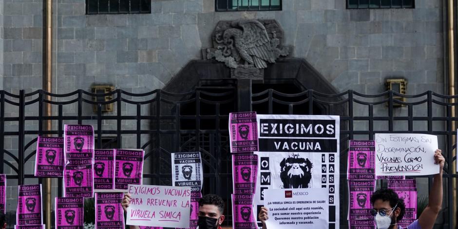Integrantes de la comunidad lésbico-gay exigieron vacunas y evitar estigmatización, en la sede de la Ssa de la capital, el pasado martes.