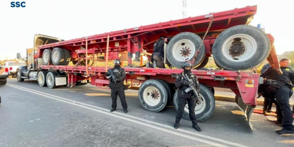 Elementos de la Secretaría de Seguridad Ciudadana decomisan más de 1500 kilos de cocaína en el Circuito Exterior Mexiquense a la altura del Río de los Remedios.