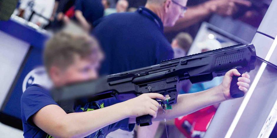 Un niño prueba una escopeta en la convención anual de la Asociación Nacional del Rifle (NRA) en Houston, Texas.