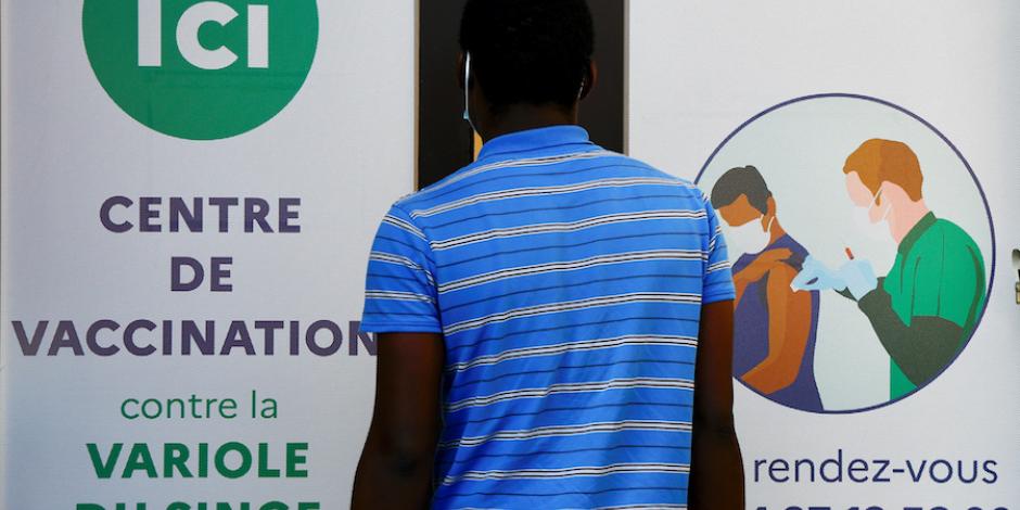 Ciudadanos Franceses comienzan a asistir a un módulo de vacunación en Niza, Francia.