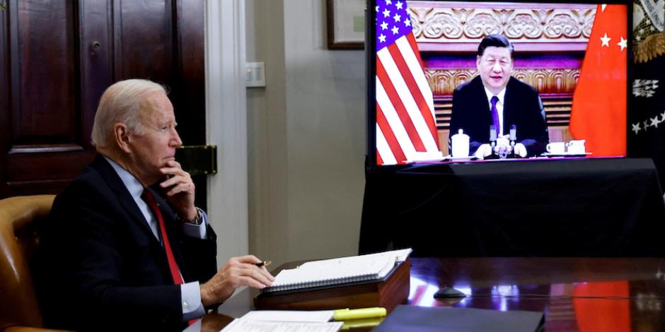 El presidente Joe Biden (izquierda), en una reunión virtual con su homólogo chino, Xi Jinping, a finales del año pasado.