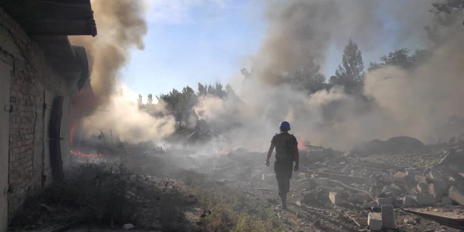 Un militar ucraniano avanza entre la destrucción provocada por un misil ruso en Ucrania.