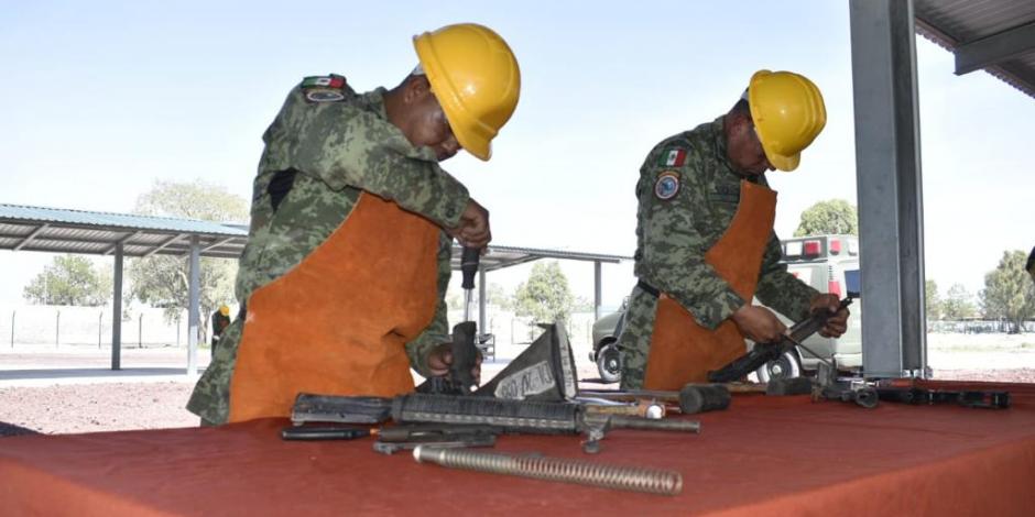 Elementos del Ejército destruyen armas de fuego en base de Santa Lucía.