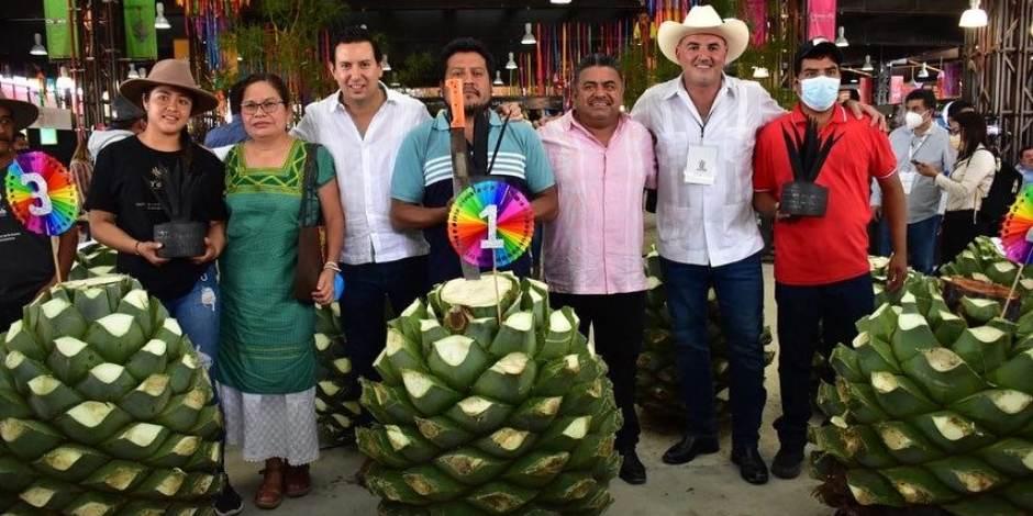 En Feria del Mezcal 2022, premian a ganadores de “La piña más pesada de maguey”