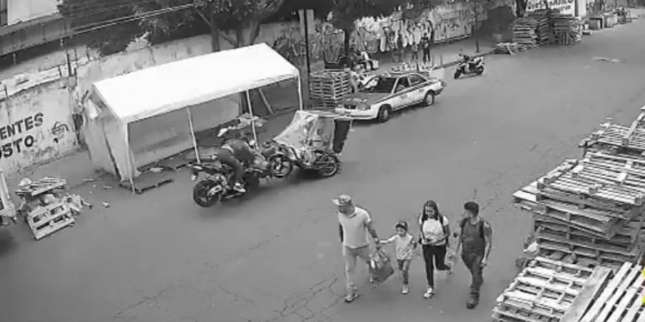 Así fue el fuerte choque entre dos motos en Azcapotzalco (VIDEO).