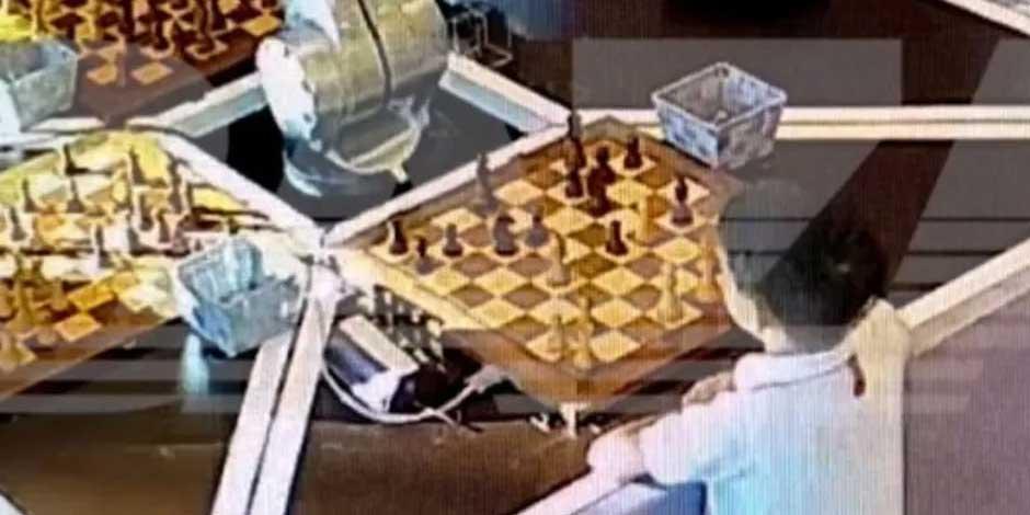 En partida de ajedrez, robot le fractura el dedo a un niño