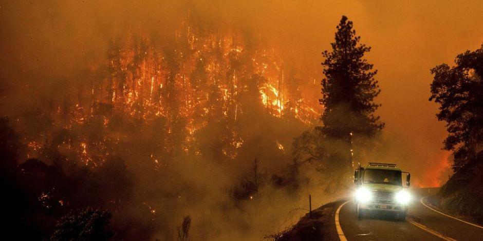 Un camión de bomberos circula por la autopista 96 de California mientras el incendio McKinney arde en el Bosque Nacional Klamath, California.