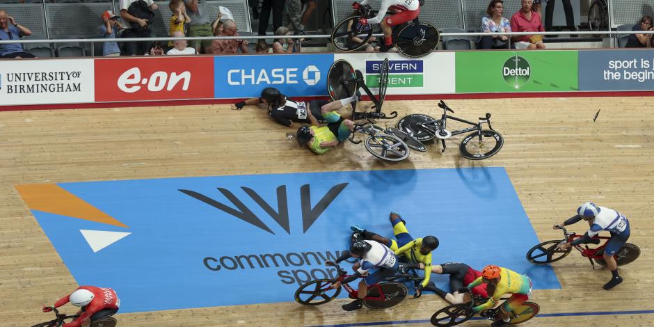Choque entre ciclistas en la ronda clasificatoria varonil de la carrera scratch de 15 km, en los Juegos de la Commonwealth.