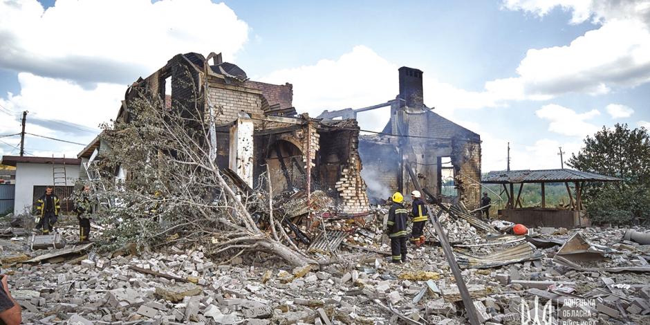 Rescatistas inspeccionan inmuebles dañados por el ataque de hace unos días en Donetsk, ayer.