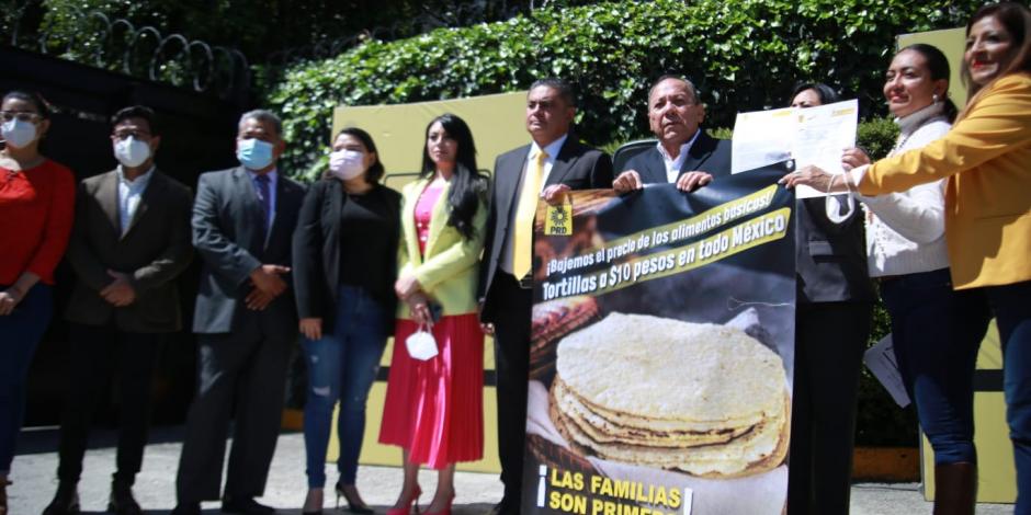 PRD acudió este lunes a la SHCP para exigir un subsidio que ayude a disminuir el precio de tortilla.