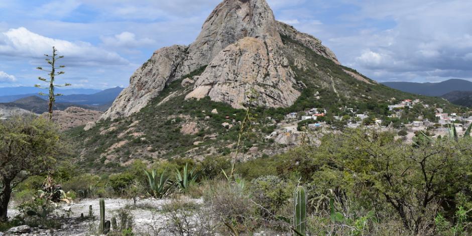 Peña de Bernal es el tercer monolito más grande del mundo.