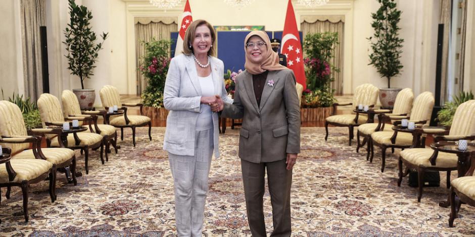 La líder de la Cámara de Representantes de EU, Nancy Pelosi (izq.), con la presidenta de Singapur, Halimah Yacob, ayer.