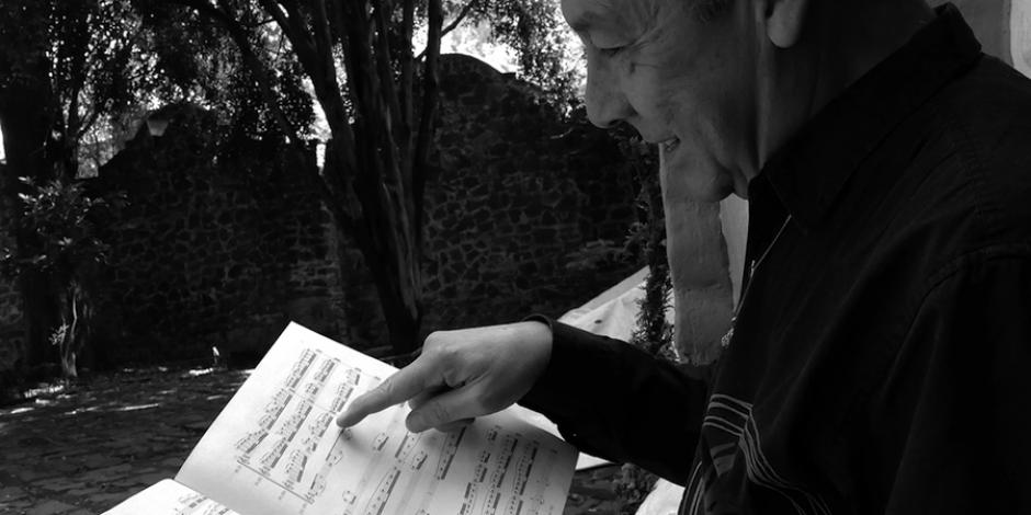 El artista, leyendo una partitura en la Plaza de la Conchita.