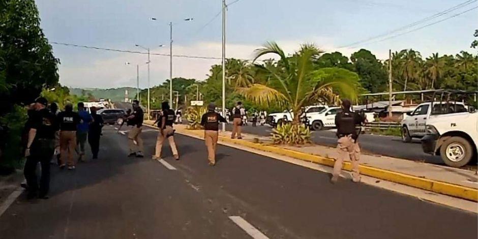Enfrentamiento entre autoridades de Guerrero y la UPOEG en la carretera Acapulco-Pinotepa.