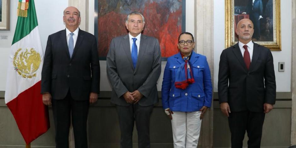 De izq. a der.: Adán Augusto López, secretario de Gobernación, Rosa Icela Rodríguez (SSPC) y Hazael Ruiz Ortega, nuevo titular del OADPRS.