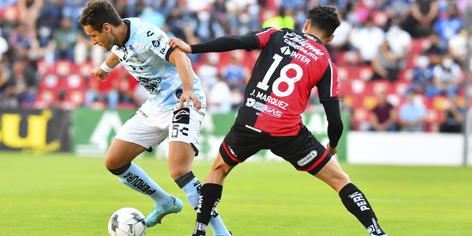 Kevin Escamilla, del Querétaro, Jeremy Márquez, del Atlas, durante el duelo más reciente entre ambos equipos en la Jornada 9 del Clausura 2022.