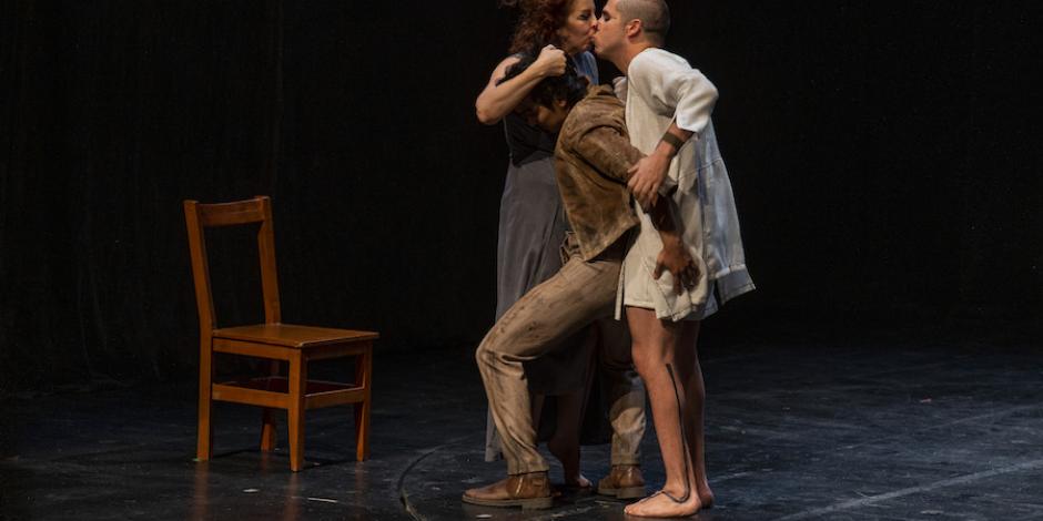 Actores, durante una función de la puesta en escena.