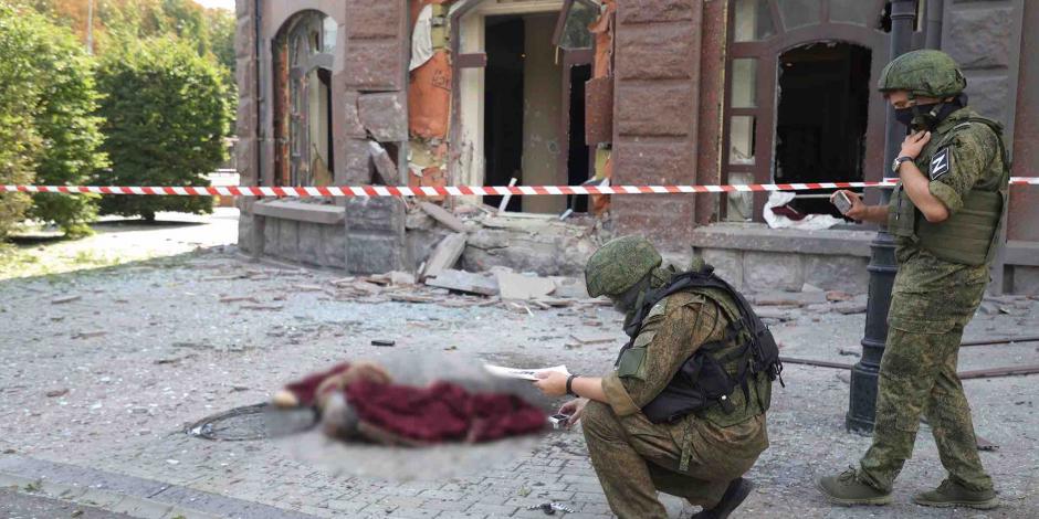 Defensores ucranianos revisan los daños tras un bombardeo en Donetsk.