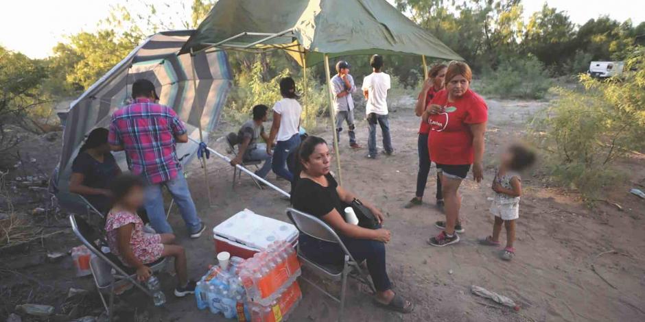 Familiares de los trabajadores atrapados, ayer en un campamento.