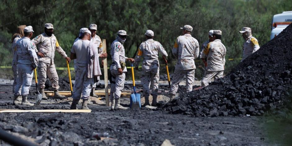 Labores para rescatar a mineros atrapados se realizan "día y noche", destacó el Presidente López Obrador.