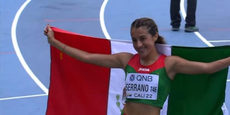Karla Serrano celebra su victoria en los 10 mil metros de marcha femenil en el Mundial de Atletismo Sub-20 Cali 2022