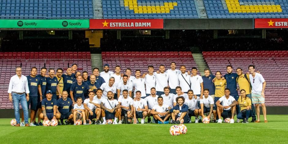 Los jugadores y cuerpo técnico de Pumas posan en el césped del Estadio Spotify Camp Nou, sede del duelo contra el Barcelona por el Trofeo Joan Gamper.