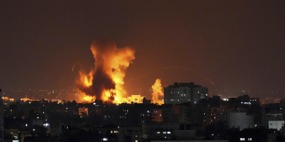 Una bola de fuego se desprende de un edificio en Gaza tras el ataque de ayer.