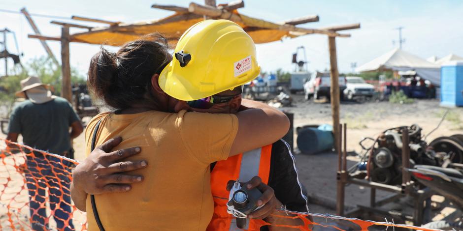 Sergio Martínez, hermano de Luis, uno de los mineros atrapados, abraza a su esposa, ayer, en Sabinas, Coahuila.