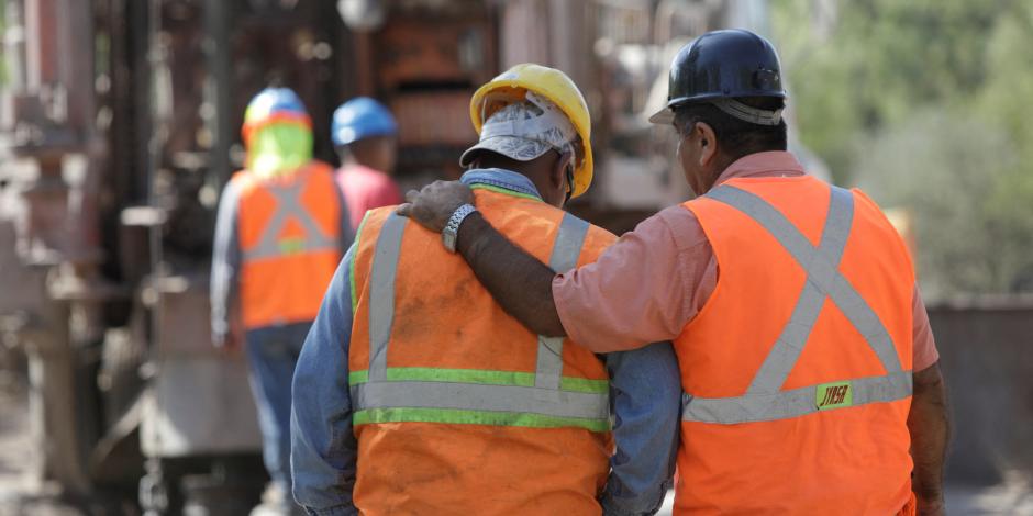 Un trabajador consuela a otro, en la operación de rescate de los mineros atrapados, ayer, en Sabinas, Coahuila.