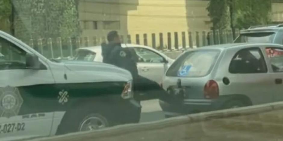 Un policía de la CDMX apoyó a empujar un carro varado en Periférico y se viralizó el video.