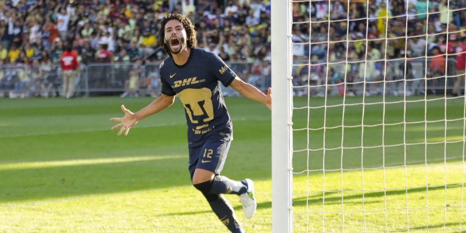 César "Chino" Huerta celebra un gol con los Pumas en un partido amistoso