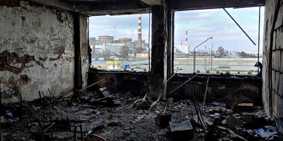 Una imagen muestra el interior de un edificio dañado en el complejo de la planta de energía nuclear de Zaporiyia, en Ucrania.