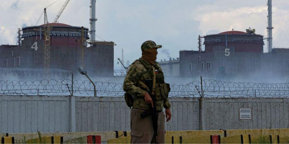 Militar con una bandera rusa en su uniforme hace guardia cerca de la planta nuclear de Zaporiyia.