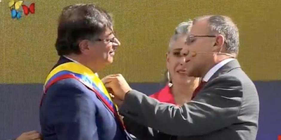 Toma de Posesión del presidente de Colombia, Gustavo Petro, quien recibe la banda presidencial