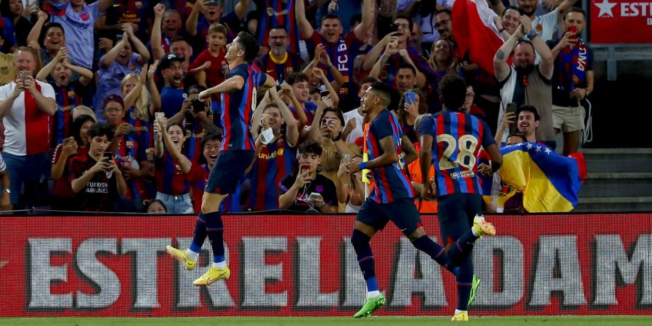 Robert Lewandowski celebra su gol en el Barcelona vs Pumas, por el Trofeo Joan Gamper.
