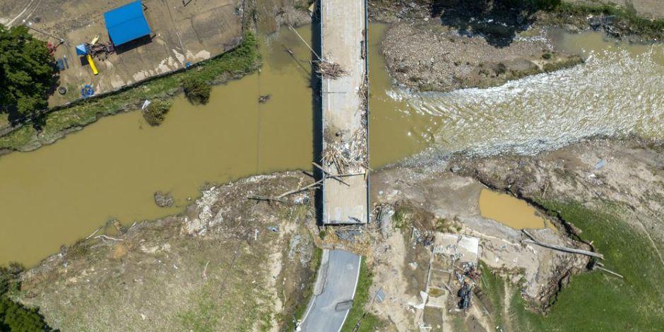 Puente dañado por las inundaciones en el condado de Perry, Kentucky.