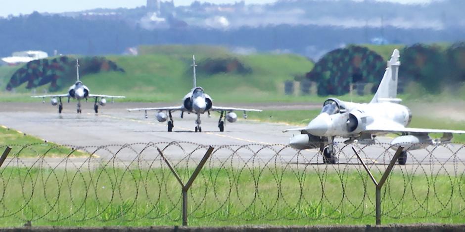 Fuerzas de Taiwán preparan la salida de aeronaves para labores de vigilancia, como medida preventiva.