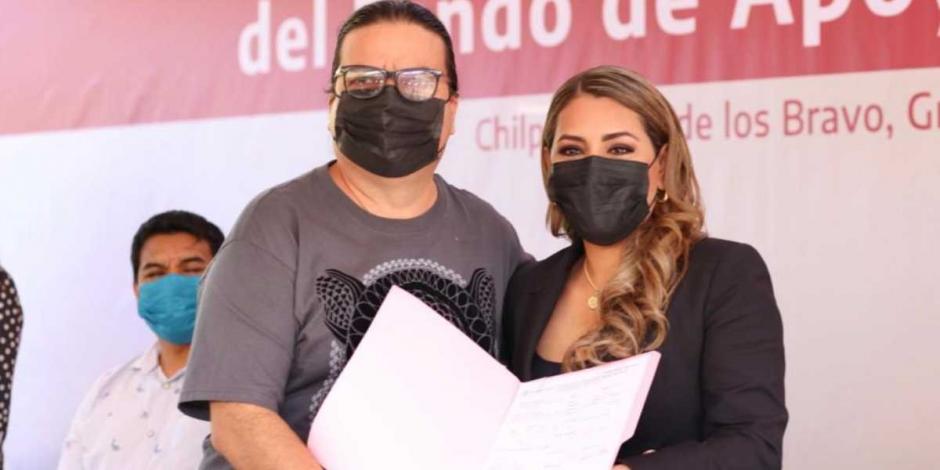 Entrega Evelyn Salgado pólizas de seguro de vida del Fondo de Apoyo a Periodistas en Guerrero.