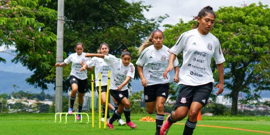 Jugadoras del Tricolor Sub-20, en un entrenamiento, ayer, en Costa Rica.
