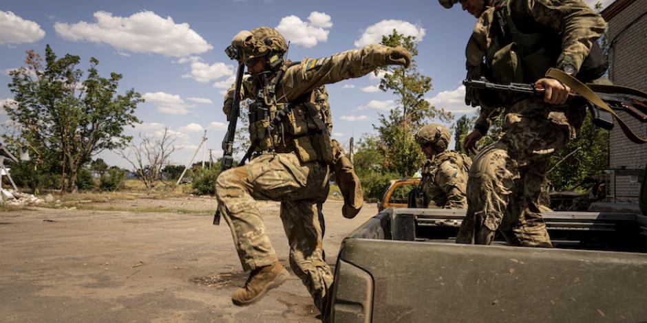 Militares defensores refuerzan posiciones estratégicas al sur de Ucrania, ayer.