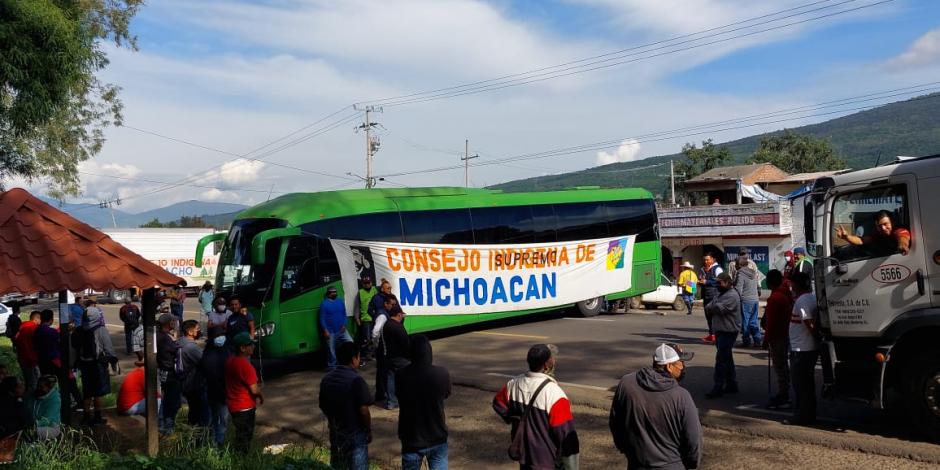Comuneros indígenas realizan bloqueos en cuatro carreteras de Michoacán para exigir un alto a la discriminación