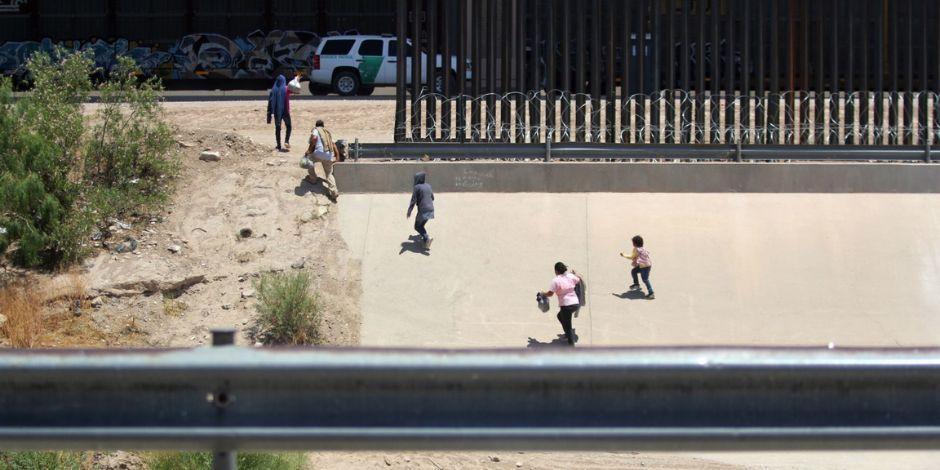 Migrantes en la frontera de México con Estados Unidos.