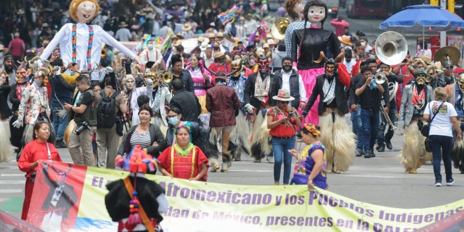 Integrantes de distintas comunidades indígenas de alrededor del país se reunieron en el Ángel de la Independencia para conmemorar el Día Internacional de los Pueblos Indígenas.